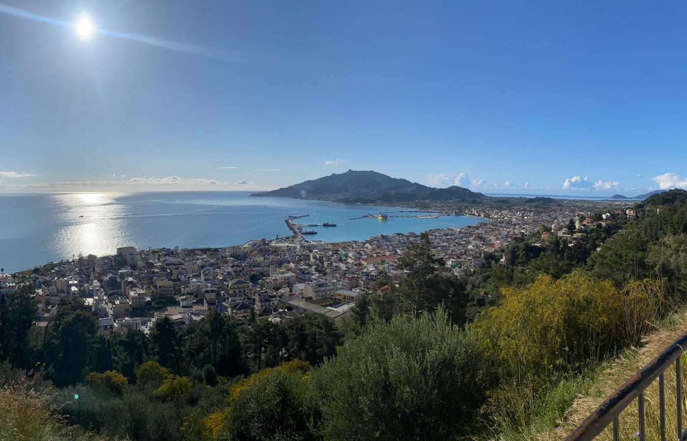 Blick über Zakynthos-Stadt und die Bucht