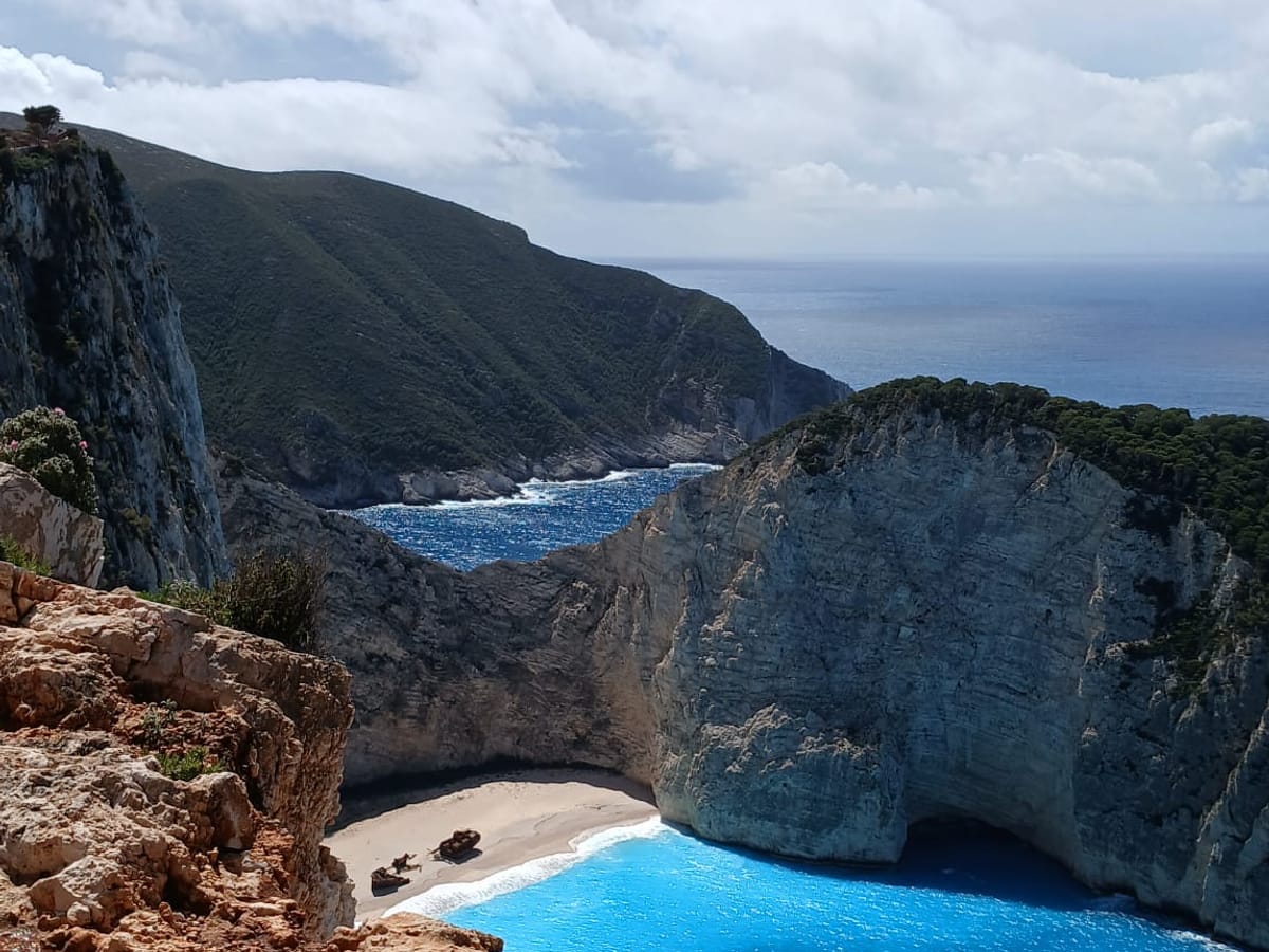 Die Navagio-Bucht mit dem Schiffswrack von oben