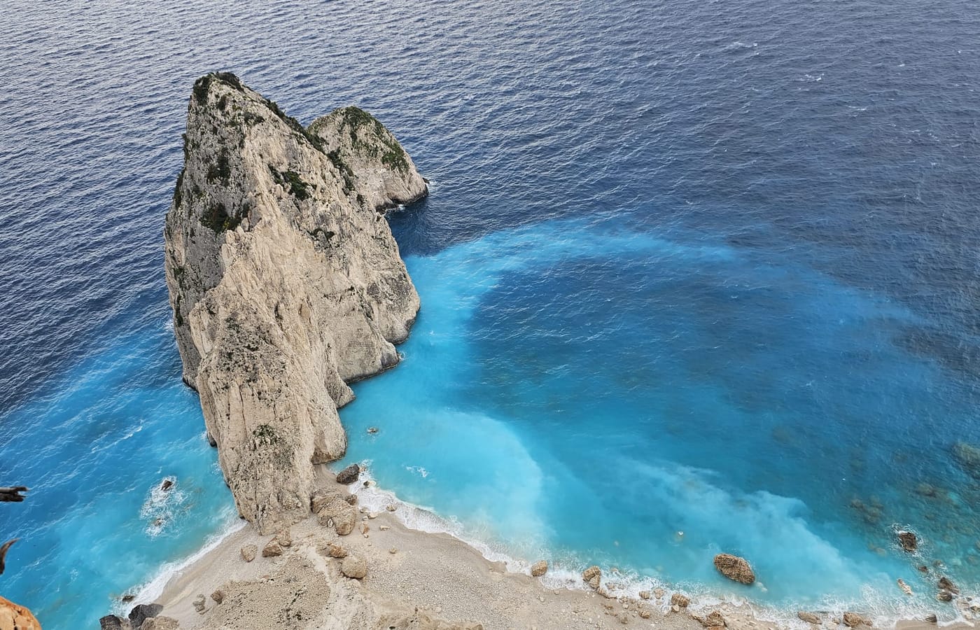 Felsküste mit türkisem Meer